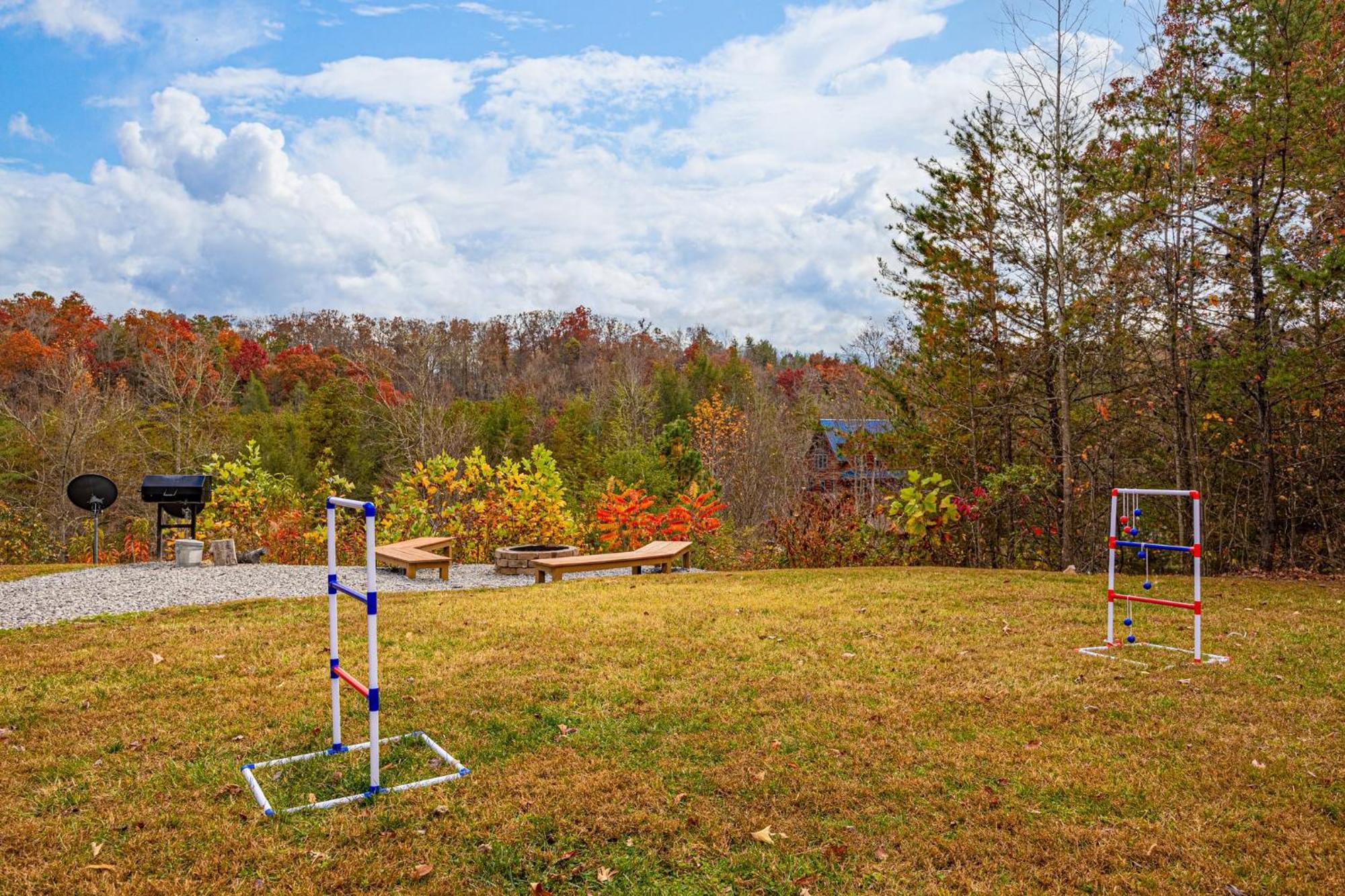גטלינבורג Ridge View Lodge Nature And Mountain View - Hot Tub - Firepit - Yard - Games מראה חיצוני תמונה