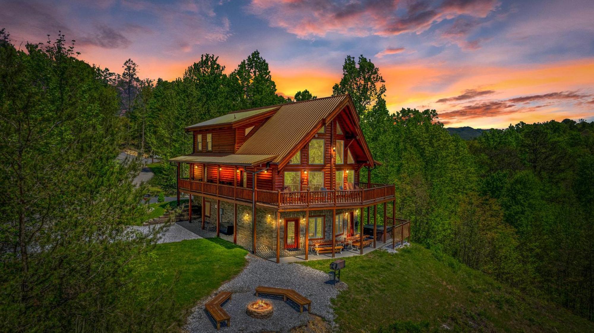 גטלינבורג Ridge View Lodge Nature And Mountain View - Hot Tub - Firepit - Yard - Games מראה חיצוני תמונה